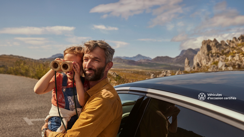 Un père et son enfant regardent à l’horizon