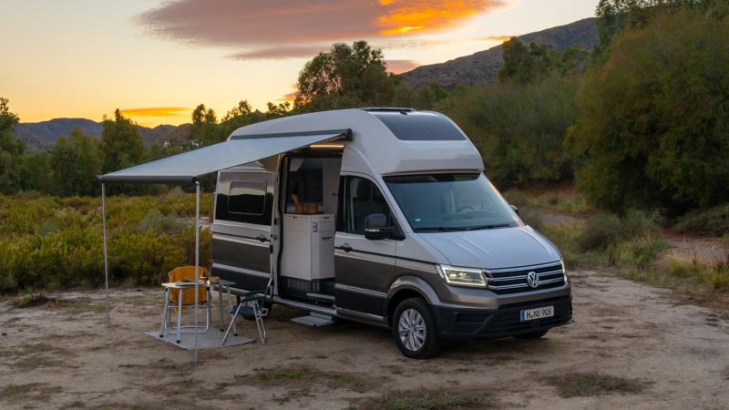 VW Grand California mit aufgestellter Markise.