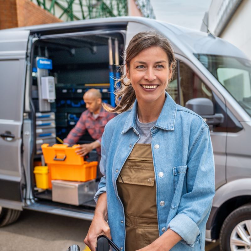 Handwerkerin vor VW Crafter.