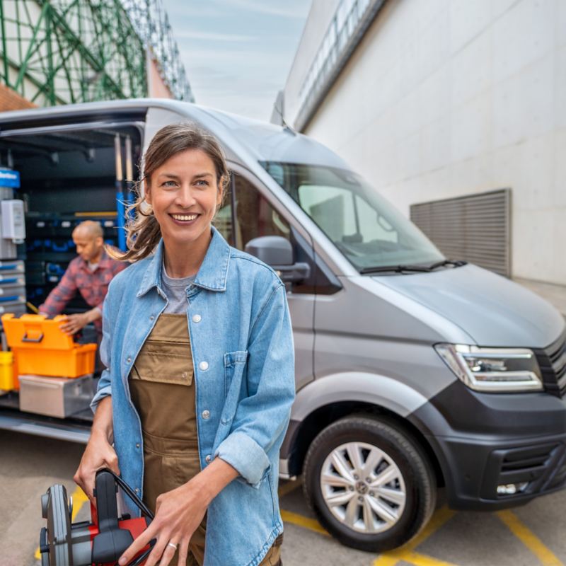 Handwerkerin vor VW Crafter.