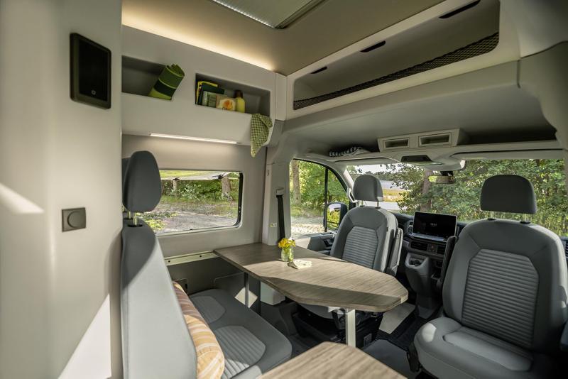 interior de una camper camperizada