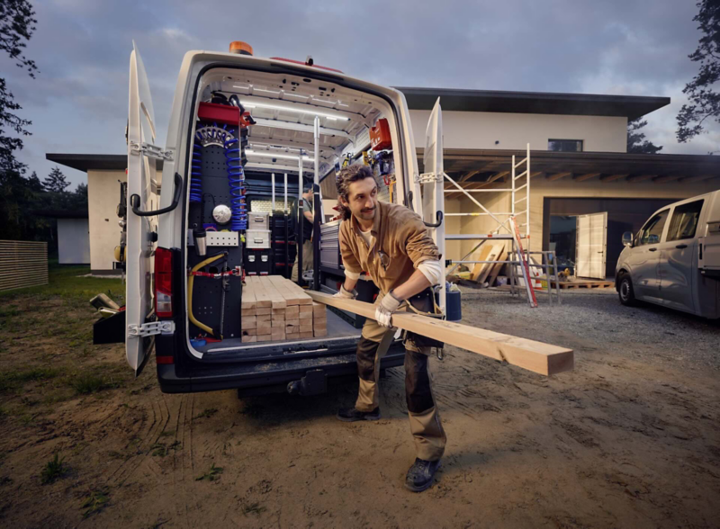 Des artisans vident le contenu du coffre de leur utilitaire