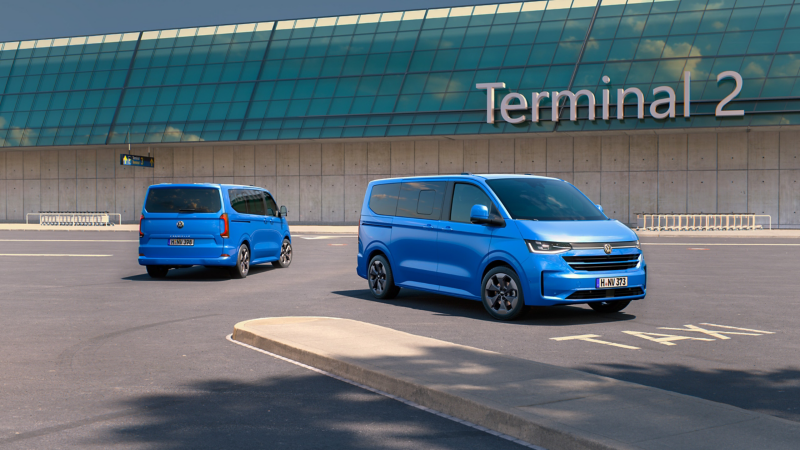 Der VW Caravelle parkt auf einem Parkplatz.