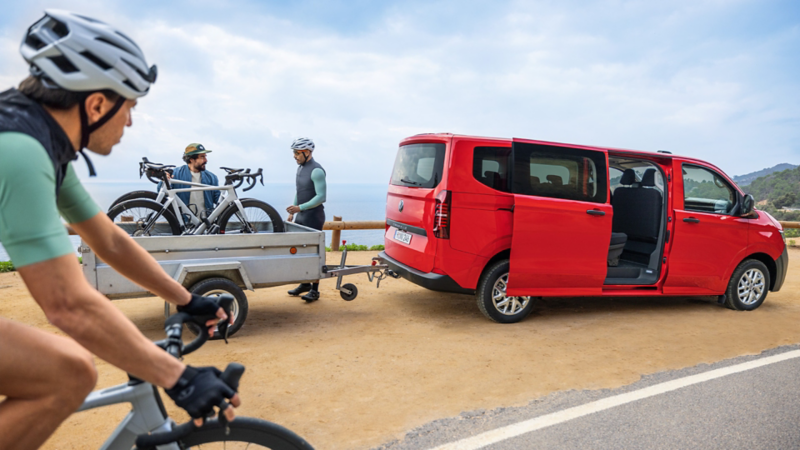 Un VW Caravelle con un remolque con bicicletas