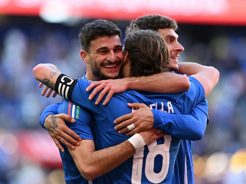 Abbraccio tra i giocatori della nazionale italiana di calcio durante una partita