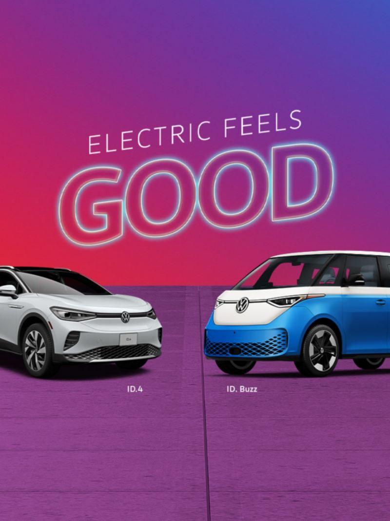 L’ID.4 2024 de Volkswagen gris et l’ID. Buzz blanc et bleu garé l’un à côté de l’autre avec le logo « Le bonheur est électrique » juste au-dessus.