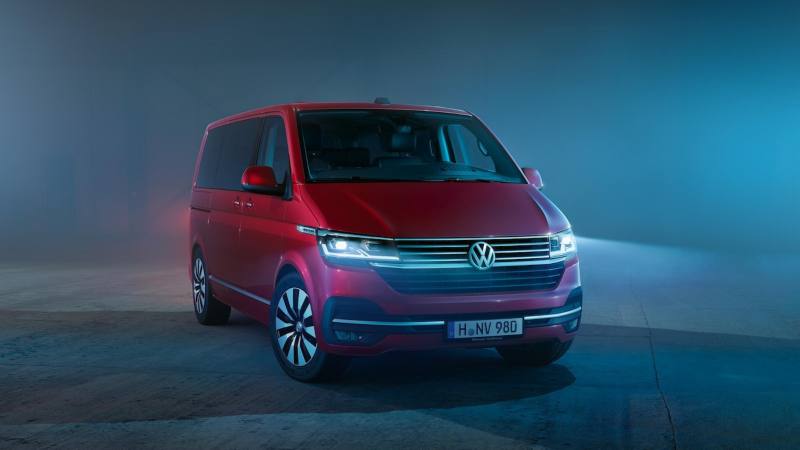 El VW Multivan 6.1. aparcado en un interior industrial.