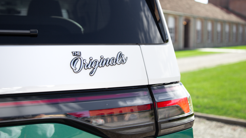 Detalle de la placa de The Orriginals en la parte de atrás de una furgo Volkswagen