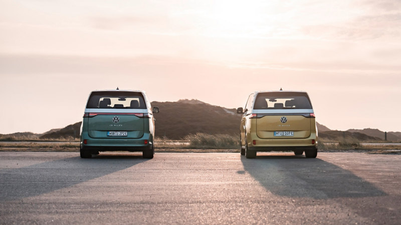 El VW ID. Buzz y el VW. ID. Buzz Cargo aparcados.