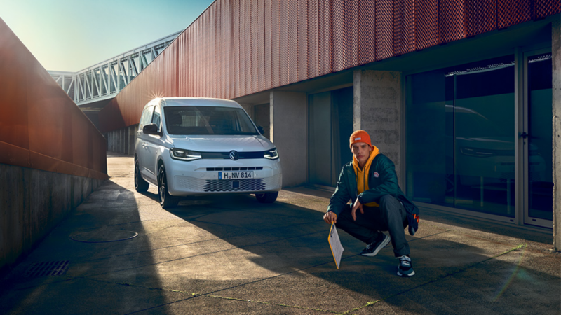 Un garçon assis devant le Caddy 5 Volkswagen