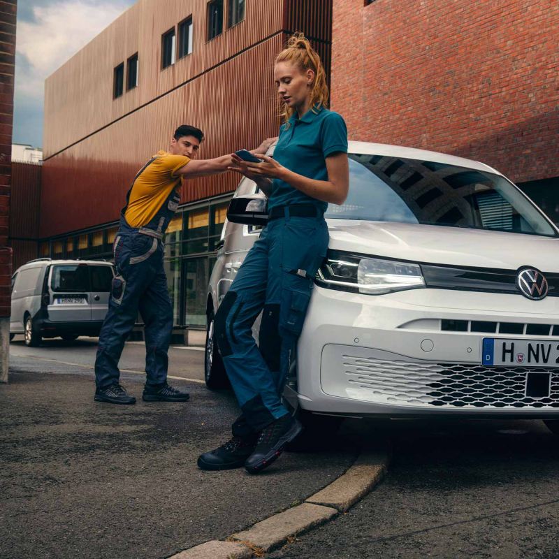 Volkswagen Cady 5 and workers