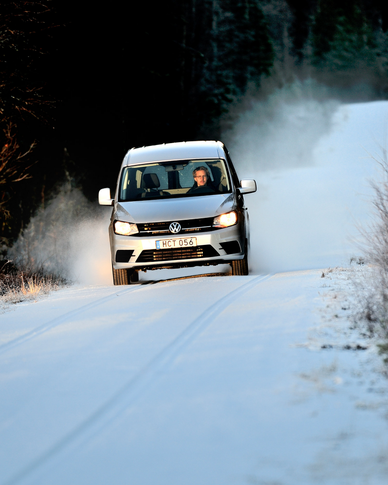 Volkswagen Caddy Maxi TDI på isiga vägar.