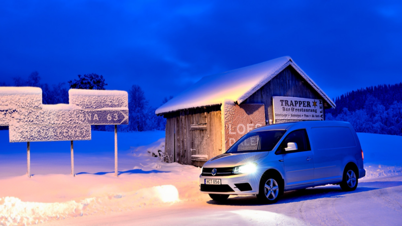 Volkswagen Caddy Maxi TDI vid isiga vägskyltar