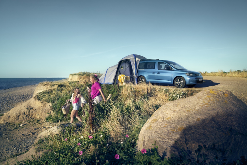 Caddy California med tält vid en strand