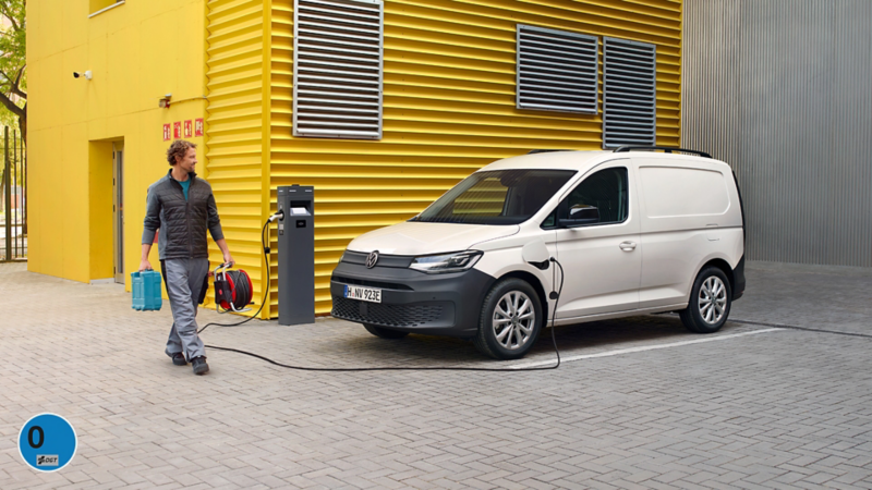 Un hombre cargando el VW Caddy Cargo eHybrid.