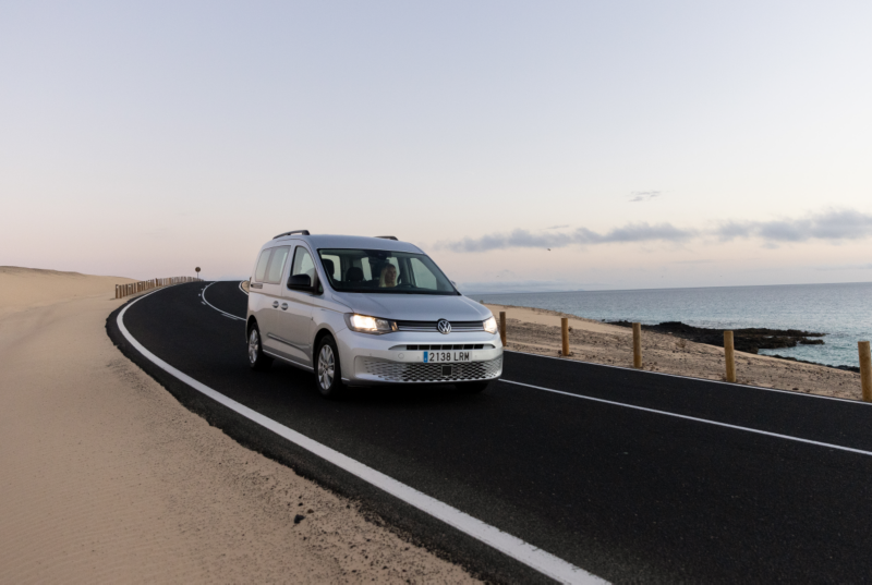 Vista trasera lateral del Volkswagen Caddy.