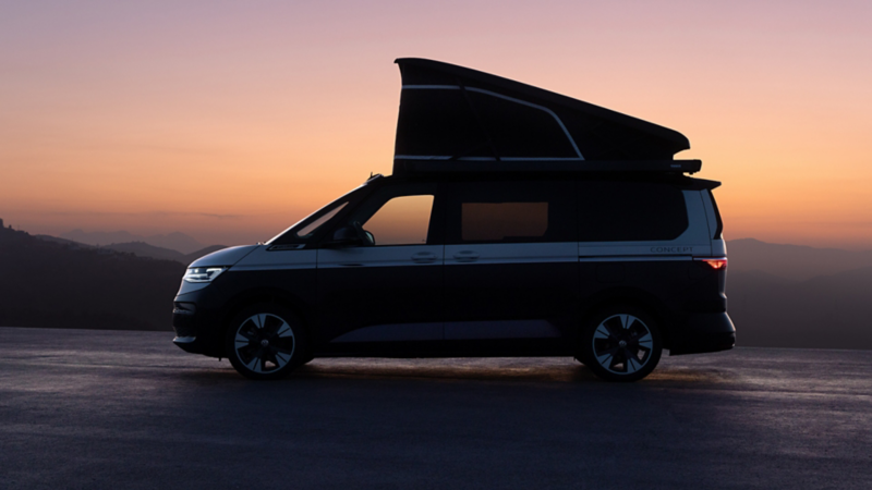 Un California Concept vu de côté avec un coucher de soleil en arrière-plan
