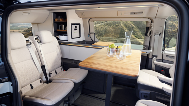 L'intérieur du California Concept avec la table dépliée.
