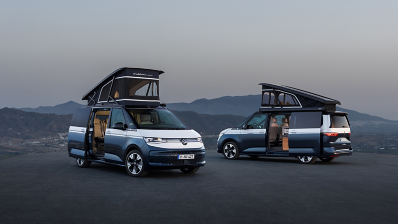 2 California Concept sont côte à côte sur une grande place