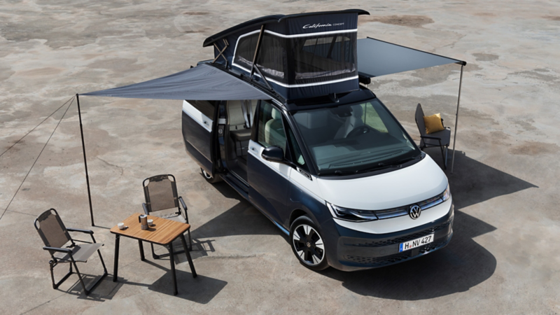 Un California Concept avec des chaises et une table à côté.