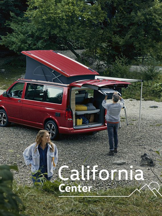 Volkswagen California rouge avec le coffre ouvert