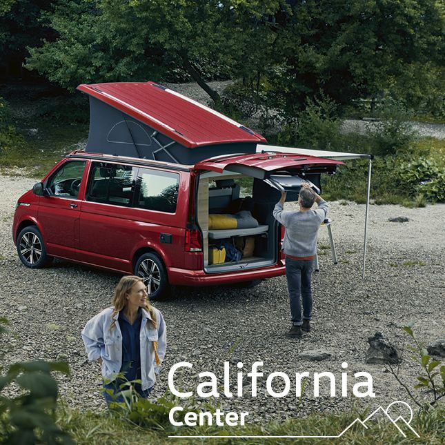 Rode Volkswagen California met de koffer open
