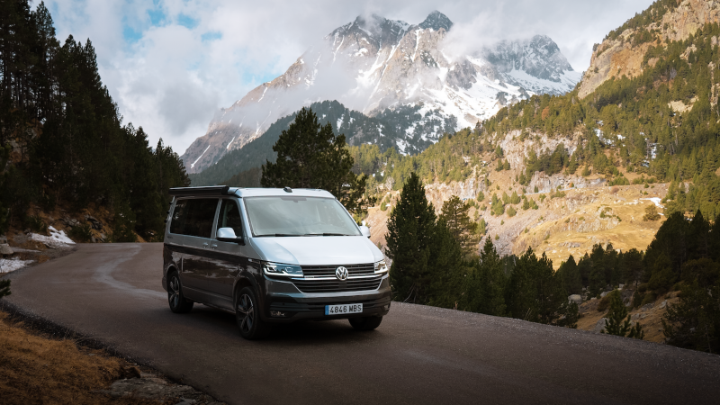 El VW California 6.1. en una carretera en las montañas.