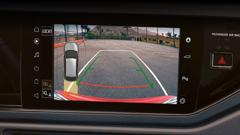 Pantalla de Nivus 2024 muestra la vista de cámara de visión trasera. 