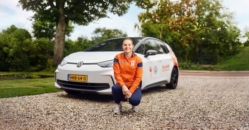 Een foto van Angel Daleman gehurk voor een ID.3 gewrapt in TeamNL stickers 