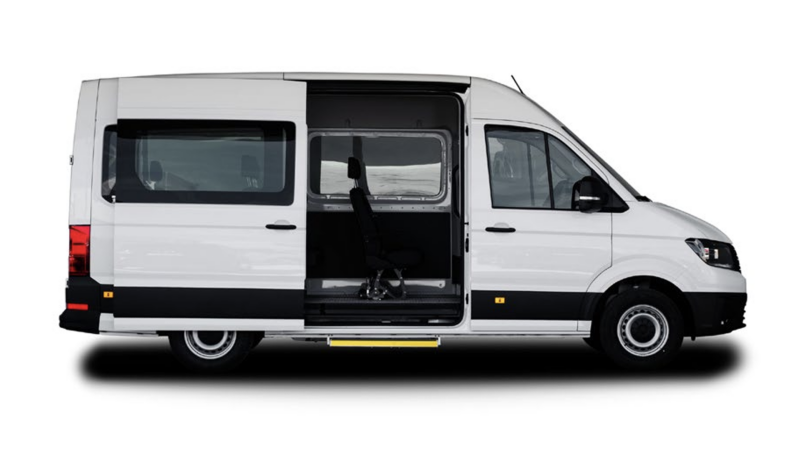 Vista lateral del VW Crafter People Kombi con la puerta corredera abierta