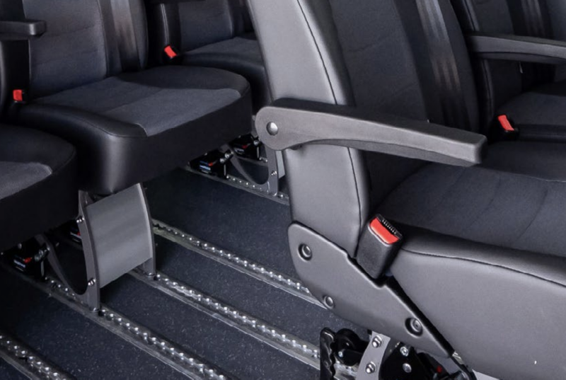 Plano cercano de los acabados de los asientos y las guías de los asientos en el VW Crafter People Kombi