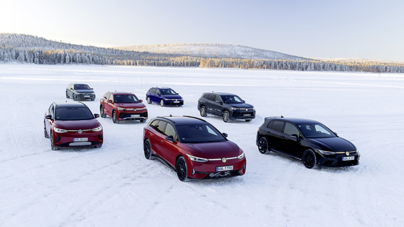 Flera olika Volkswagenmodeller uppställda i ett vinterlandskap