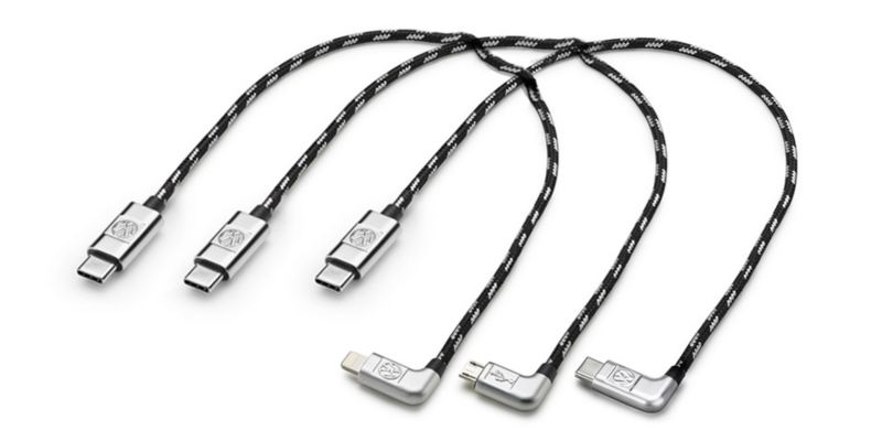 Dettaglio di tre cavi USB-C Premium originali Volkswagen. Disponibile Apple da 30 e 70 cm, micro-USB I da 30 e 70 cm, USB-C I da 30 e 70 cm.
