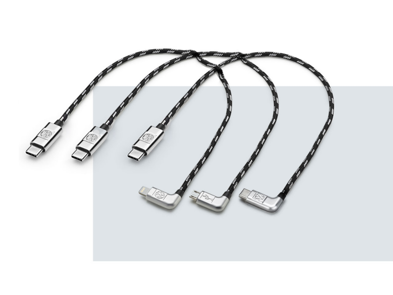 Dettaglio di tre cavi USB-C Premium originali Volkswagen. Disponibile Apple da 30 e 70 cm, micro-USB I da 30 e 70 cm, USB-C I da 30 e 70 cm.