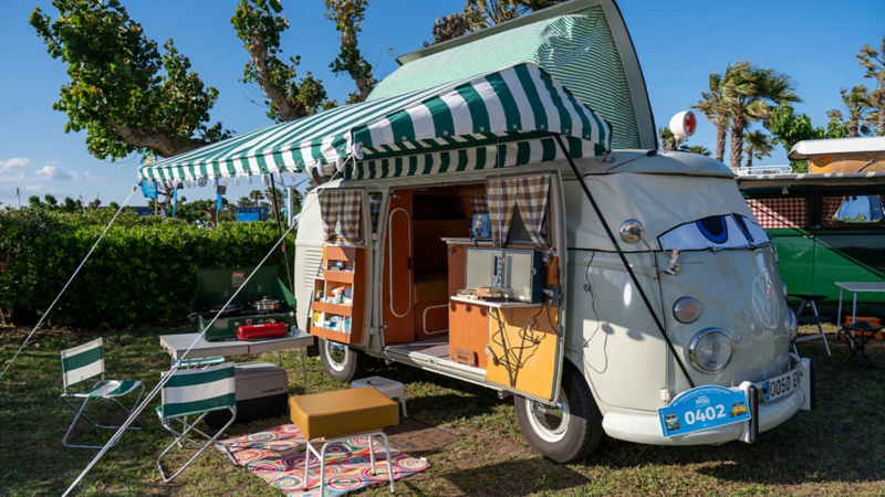 El lateral de una VW T1 con las puertas abiertas.