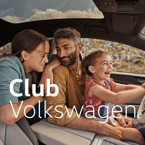 Familia en un coche con el texto del Club Volkswagen sobre impreso