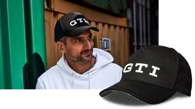 Cappellino da baseball a sei panel della collezione GTI con scritta GTI bianca in rilievo sulla parte frontale.