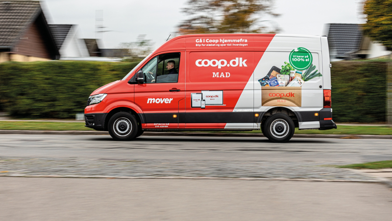 En e-crafter som Coop firmabil kører i villakvarter