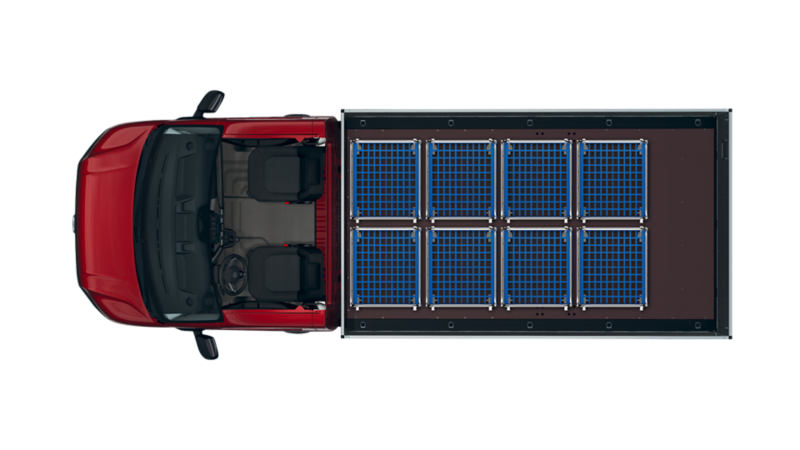 Der VW Crafter Pritschenwagen Einzelkabine mit acht Rollcontainern auf der Ladefläche.