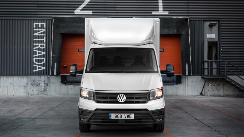 Primer plano frontal del VW Crafter Box en las afueras de un almacén