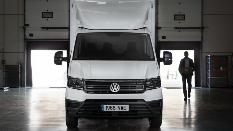 Un VW Crafter Box de frente