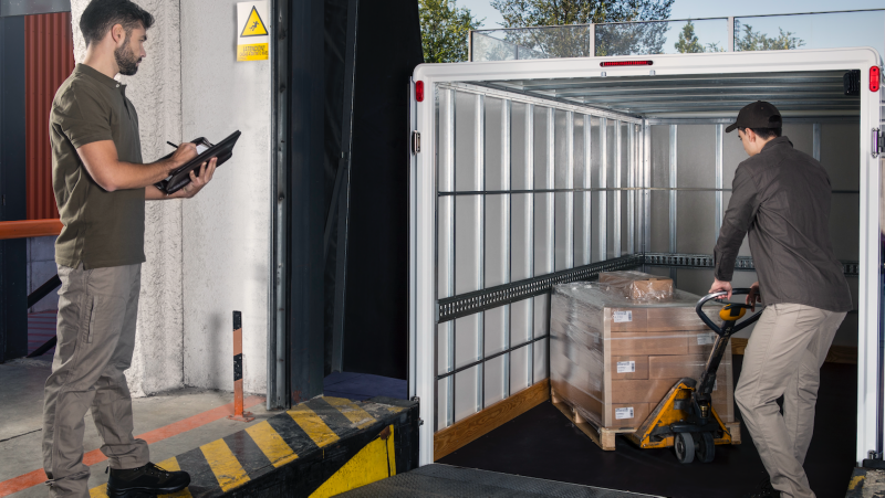 Dos hombres introduciendo un cargamento en el interior del VW Crafter Box