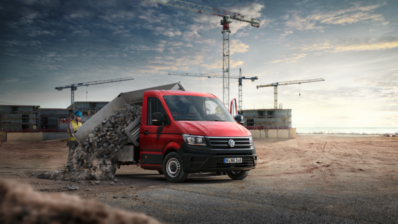 Un VW Crafter Caja Abierta descargando materiales directamente en el suelo de una zona en obras