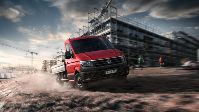 Un VW Crafter Caja Abierta circulando por una zona en obras