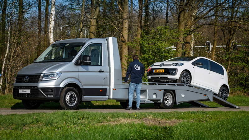 Auto op een oprijwagen