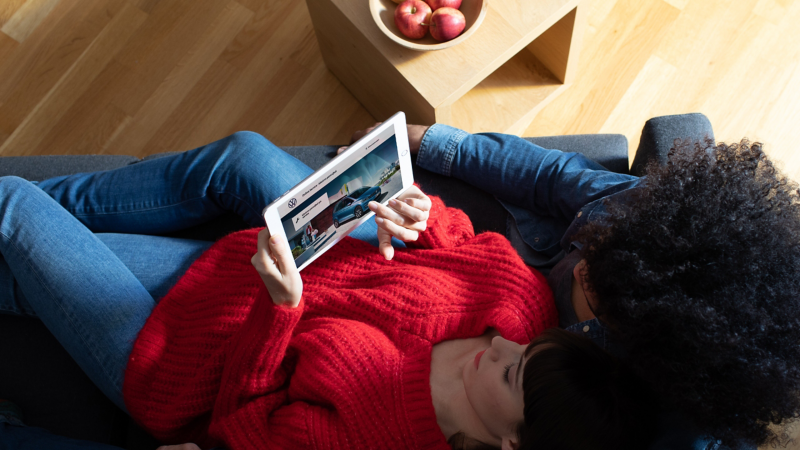 Μια κοπέλα εξερευνεί το MyServiceNow στο tablet της