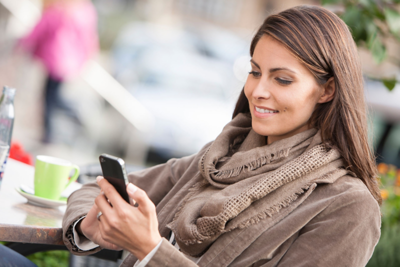 ragazza che guarda cellulare