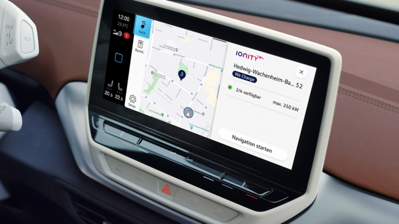 Ansicht des digitalen Cockpits in einem Volkswagen ID. Auf dem Display ist die Bedienoberfläche des Dienstes We Charge zu sehen.