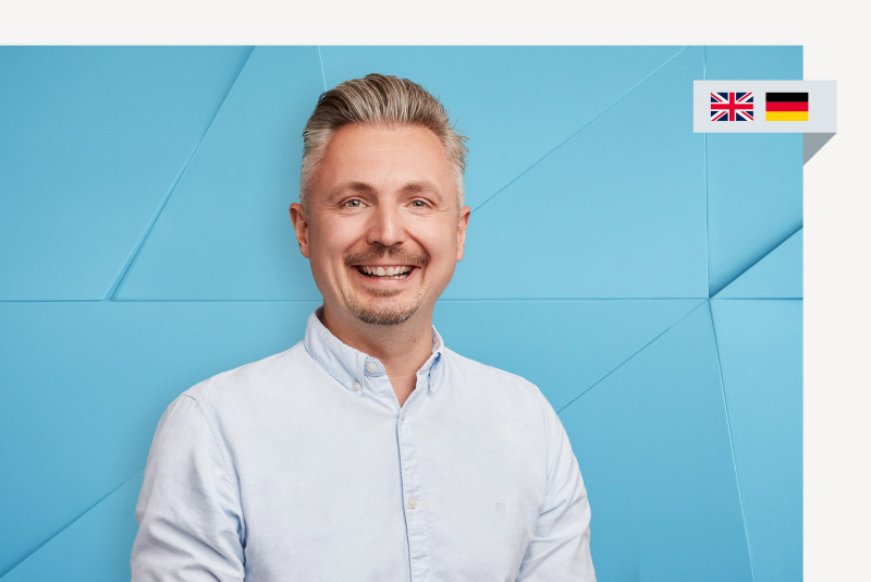 Portrait von Volkswagen Recruiter Jan, rechts zwei kleine Flaggen: englisch, deutsch