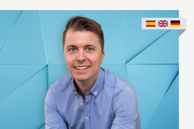 Portrait von Volkswagen Recruiter Max, rechts drei kleine Flaggen: spanisch, englisch, deutsch
